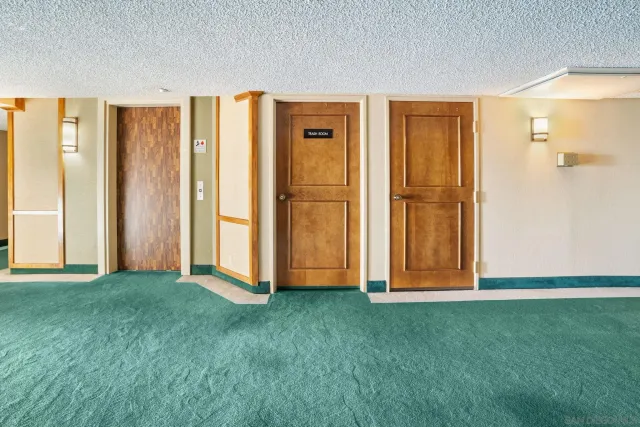 a view of entryway with yard