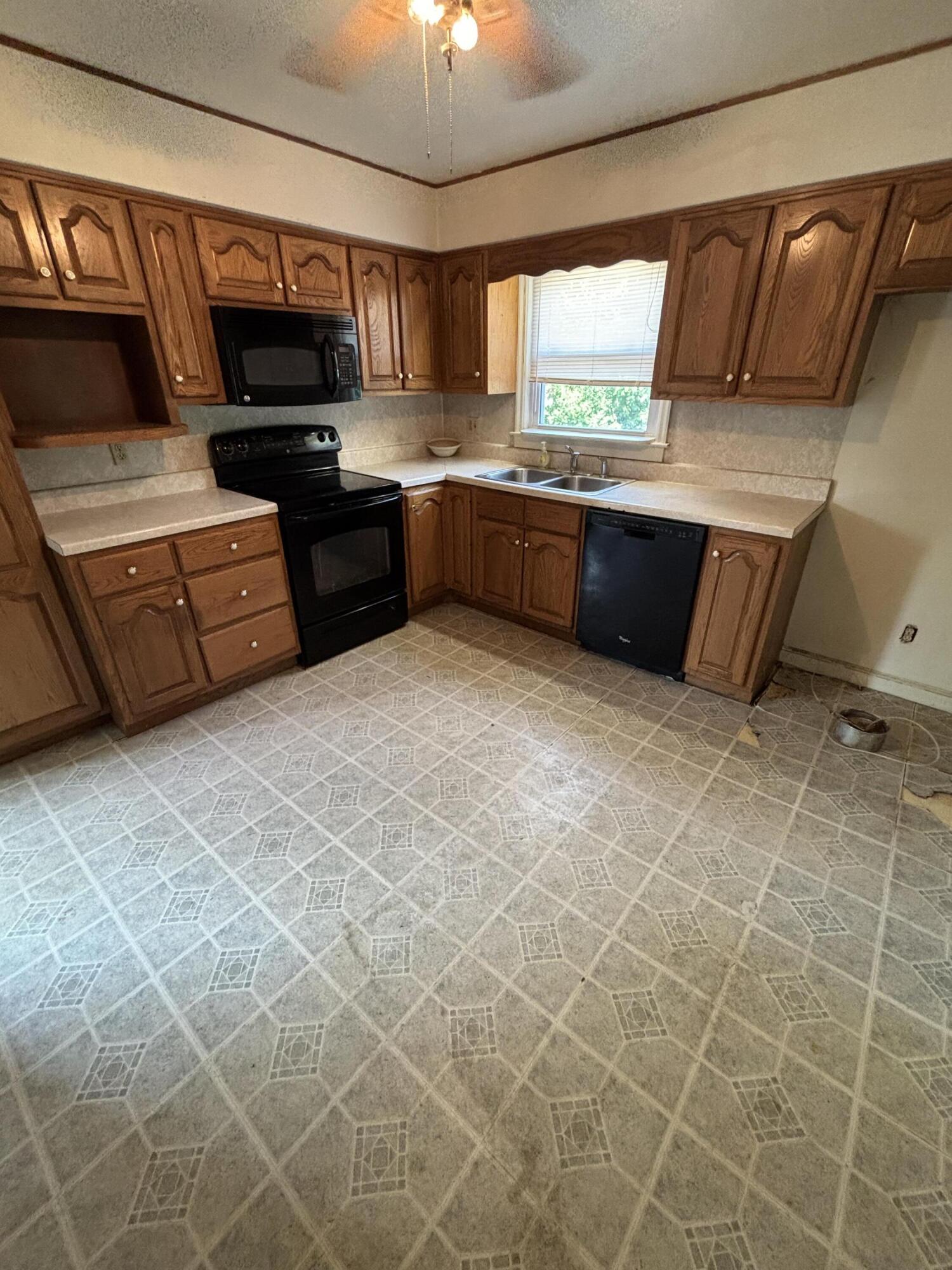 810 East Riverside Drive Salem, VA 24153 - Photo 5 of 16 IMG_7011