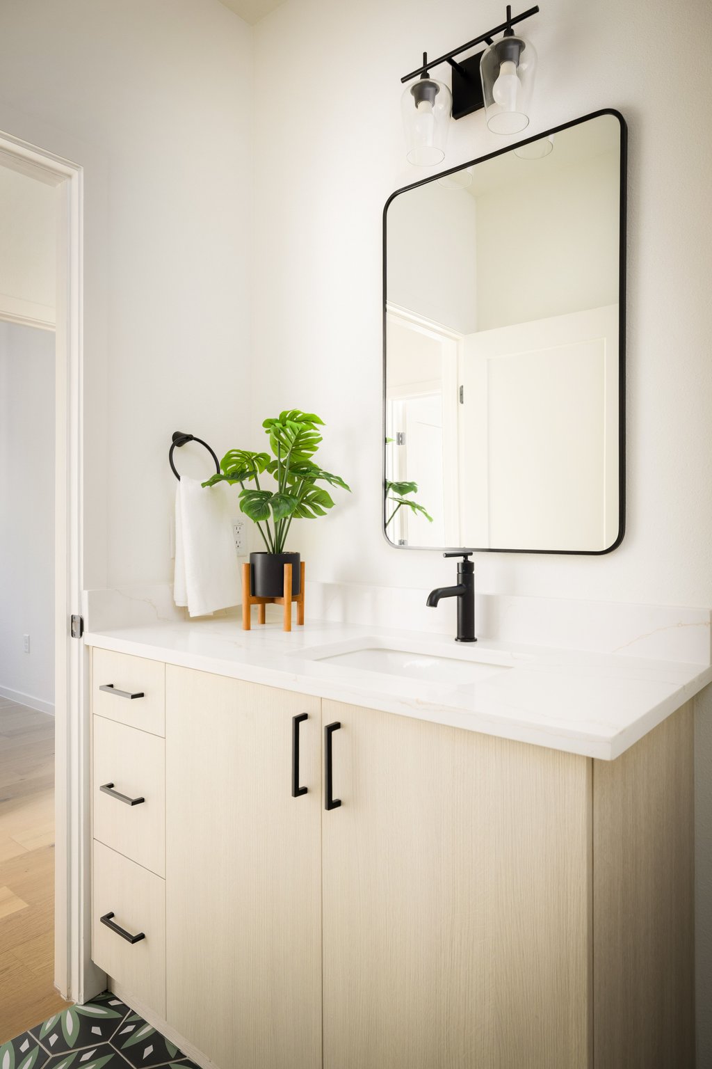 3500 Pecan Springs Road, Unit 9 Austin, TX 78723 - Photo 22 of 40 Full hall bath (upstairs)