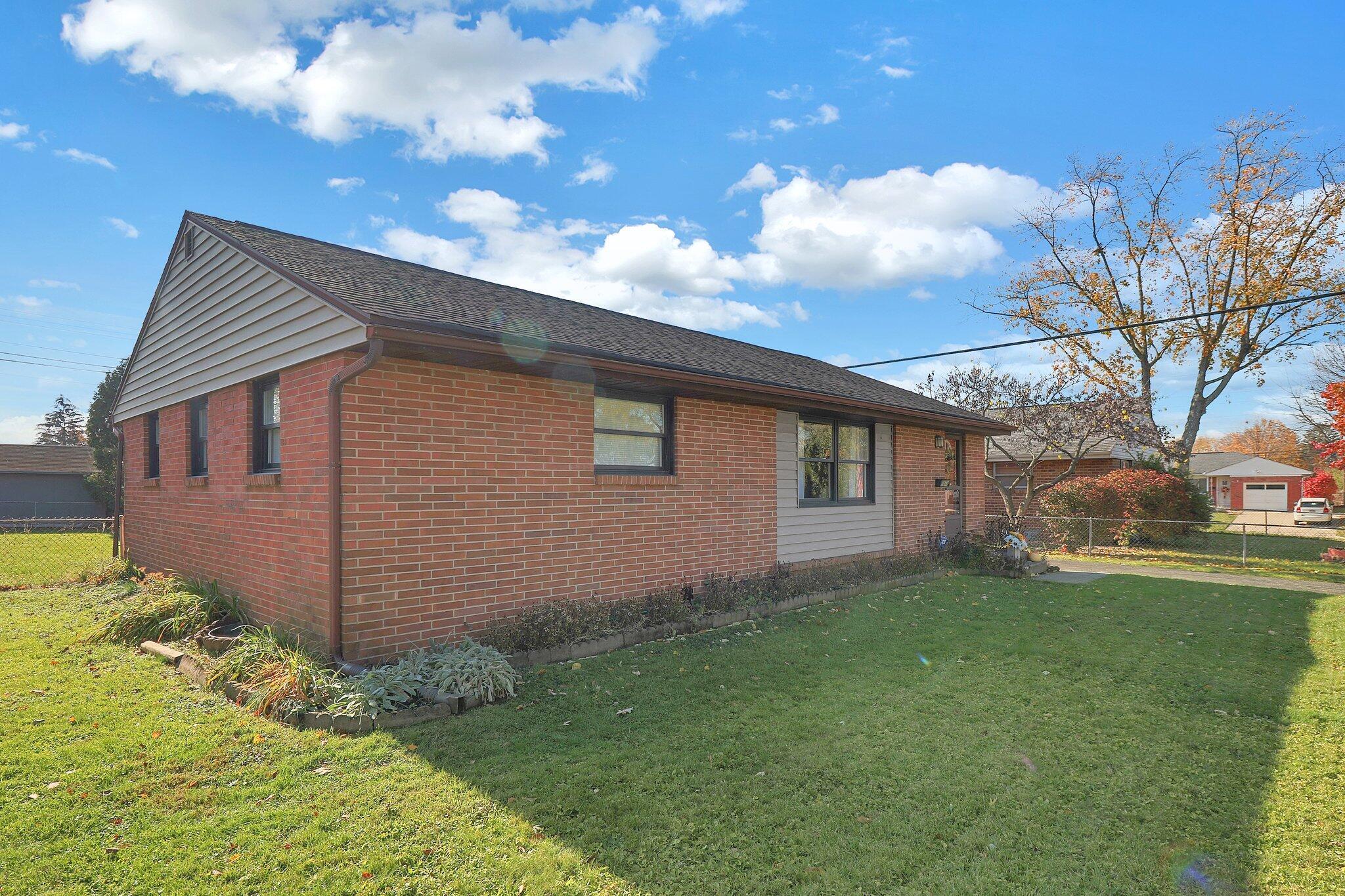 1017 Loring Road Columbus, OH 43224 - Photo 4 of 28 corner view