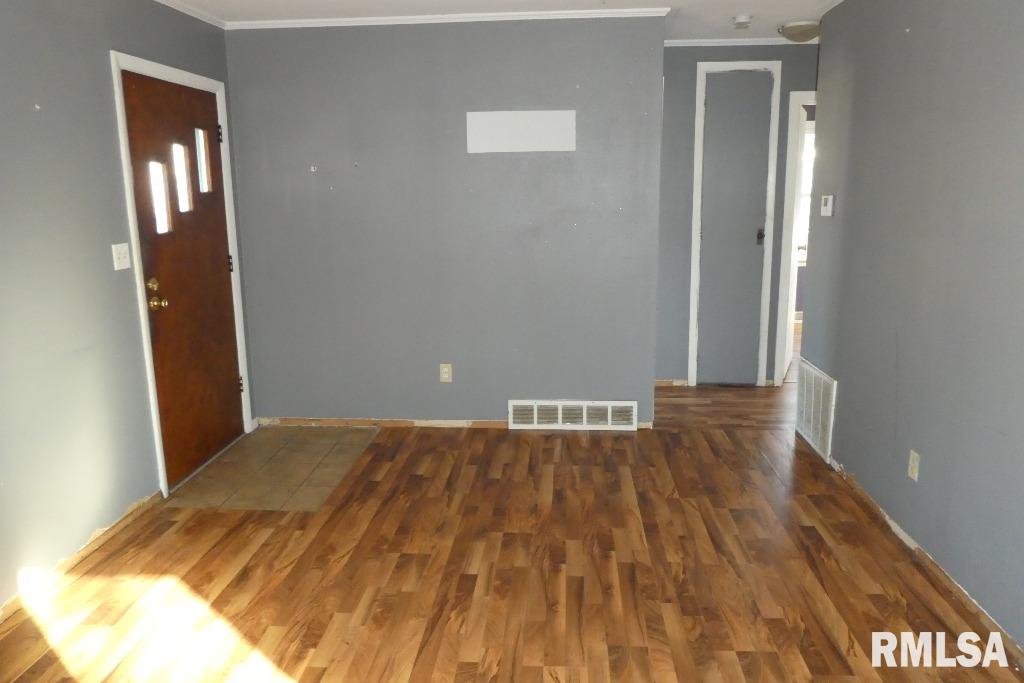 8 St James Court Springfield, IL 62703 - Photo 2 of 15
