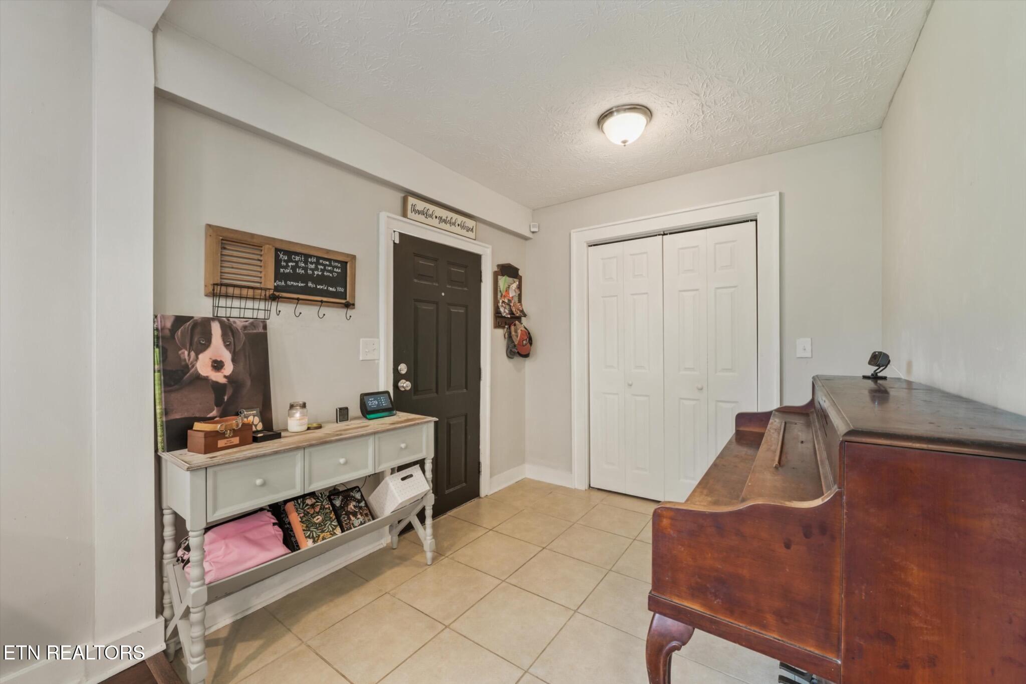 6411 Bob Varner Road Knoxville, TN 37918 - Photo 5 of 32 6411-bob-varner-rd-knoxville-tn-foyer-cl