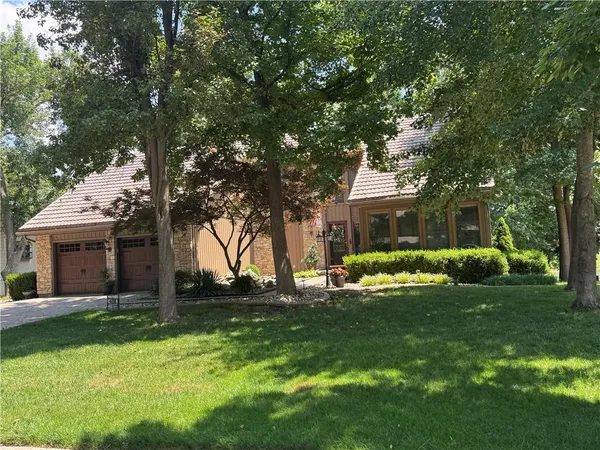 $805,000 | 4498 Southwest Bowsprit Drive, Lee's Summit, MO 64082