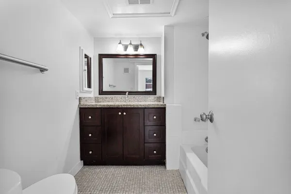 $1,800 | 9 Northeast 19th Court, Unit 111C, Wilton Manors, FL 33305