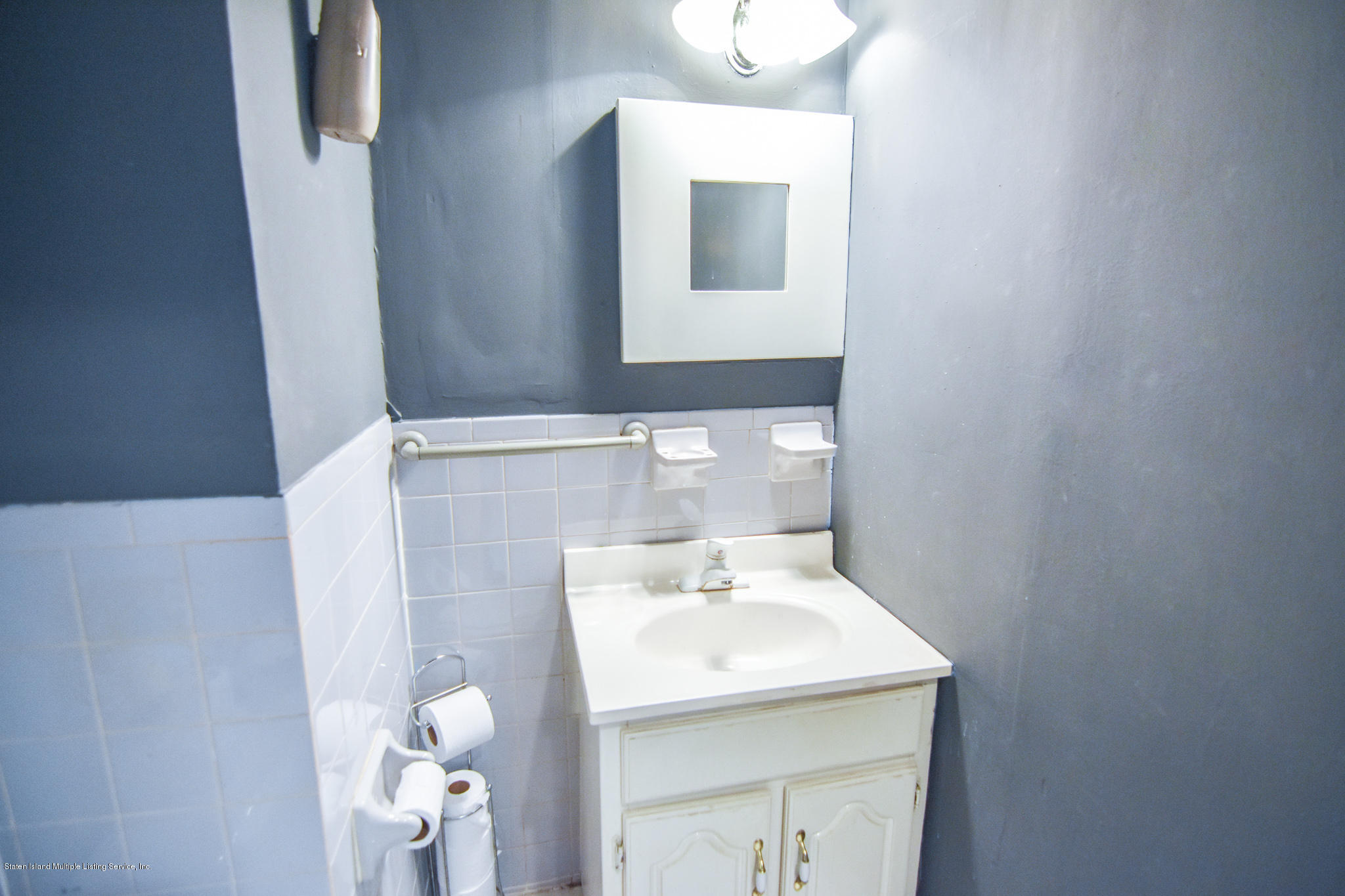 28 Fingerboard Road Staten Island, NY 10305 - Photo 12 of 25 Half Bath