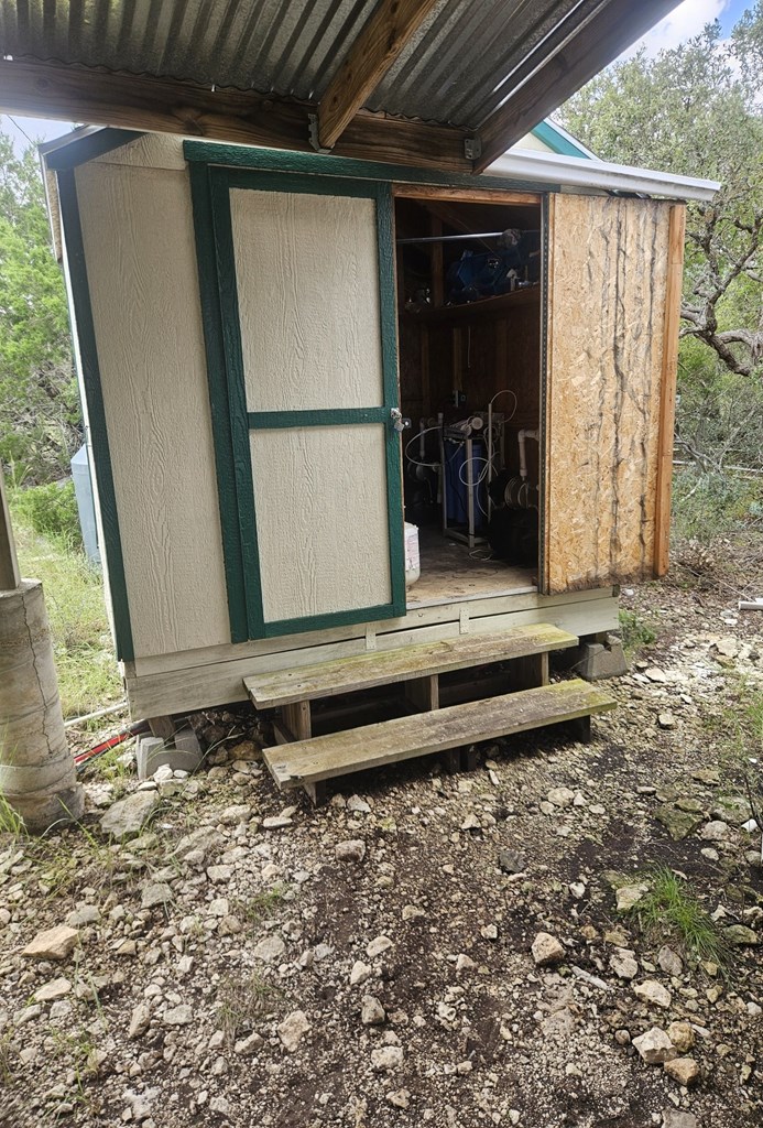 1862 Sd 31846 Rocksprings, TX 78880 - Photo 23 of 32 a view of a backyard with a tub