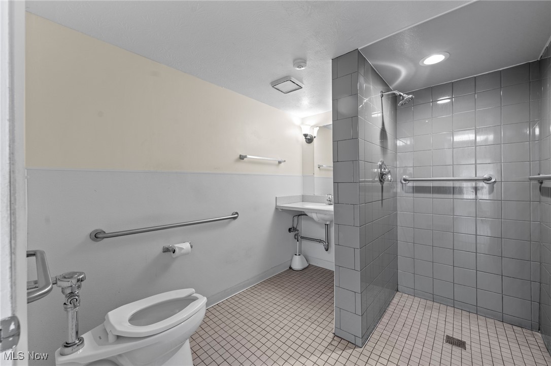 17702 Nottingham Road Cleveland, OH 44119 - Photo 10 of 32 Gallery Image 10