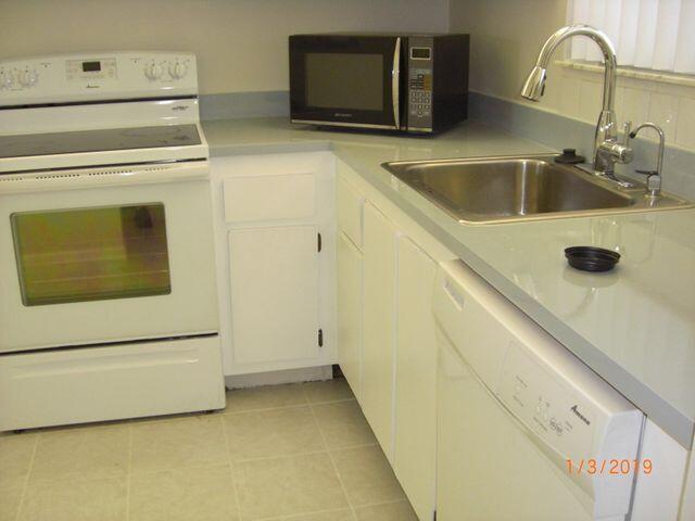 21905 Lake Forest Circle, Unit 203 Boca Raton, FL 33433 - Photo 2 of 6 Woods kitchen