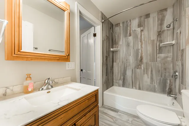 $1,950 | 113 Elm Street, Unit B, Elgin, IL 60123