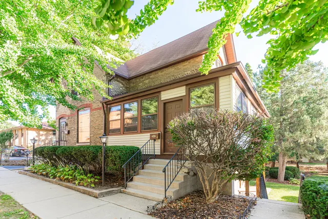 $1,950 | 113 Elm Street, Unit B, Elgin, IL 60123