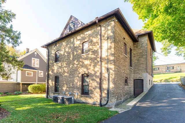 $1,950 | 113 Elm Street, Unit B, Elgin, IL 60123