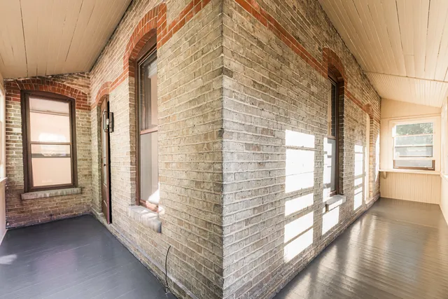 $1,950 | 113 Elm Street, Unit B, Elgin, IL 60123