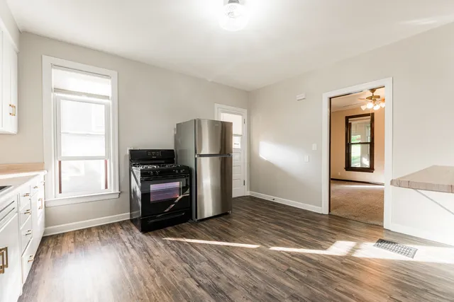 $1,950 | 113 Elm Street, Unit B, Elgin, IL 60123