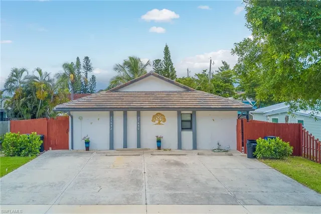 a view of a house with a yard and plants