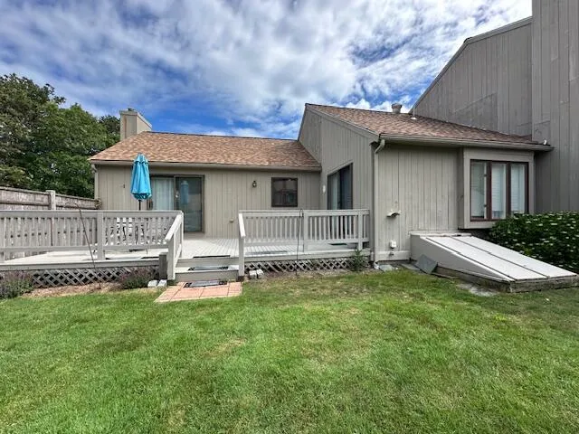 a view of a back yard