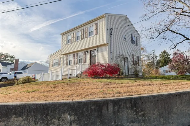 a view of a house with a yard