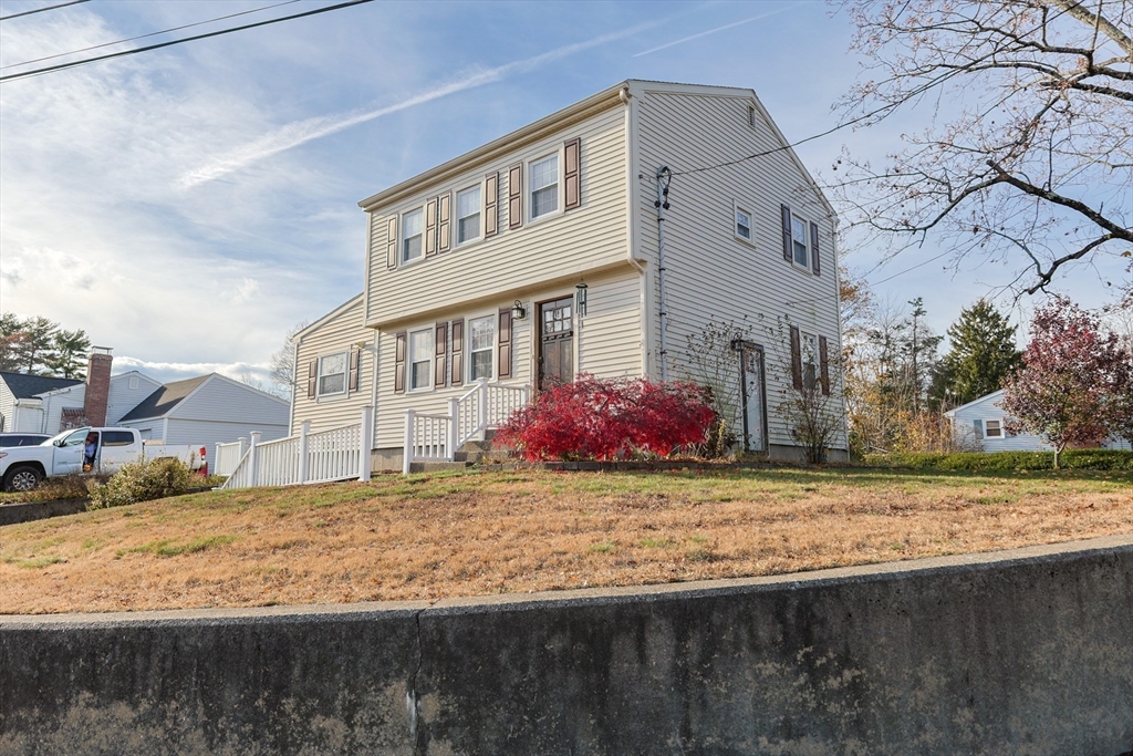 a view of a house with a yard