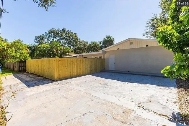 a view of a backyard