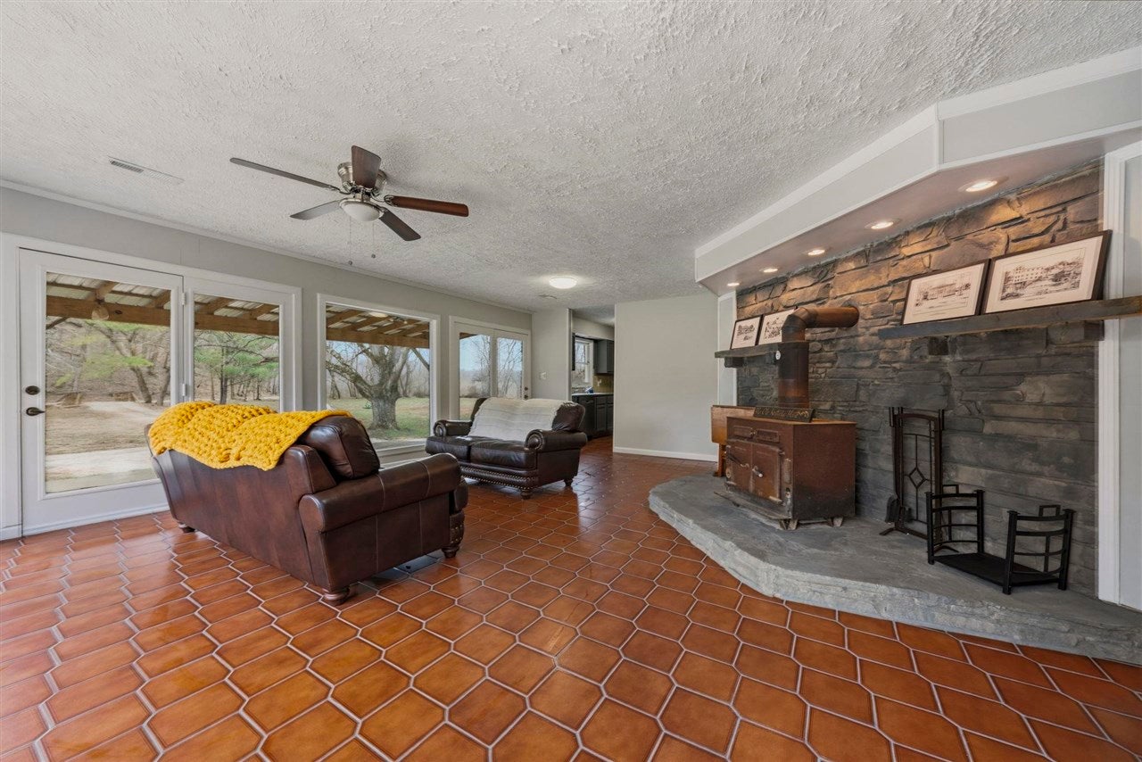 1685 Graves Road Bowling Green, KY 42104 - Photo 4 of 22 Gallery Image 4