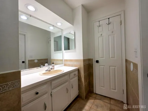 $2,600 | 86 Almond Drive, Somerset, NJ 08873