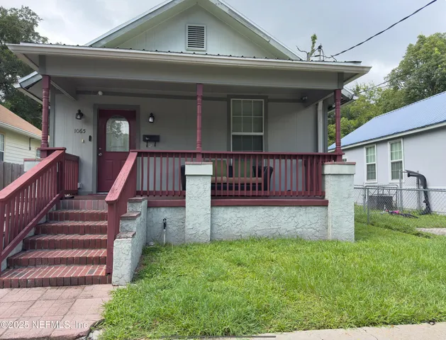 a view of a house with backyard and porch