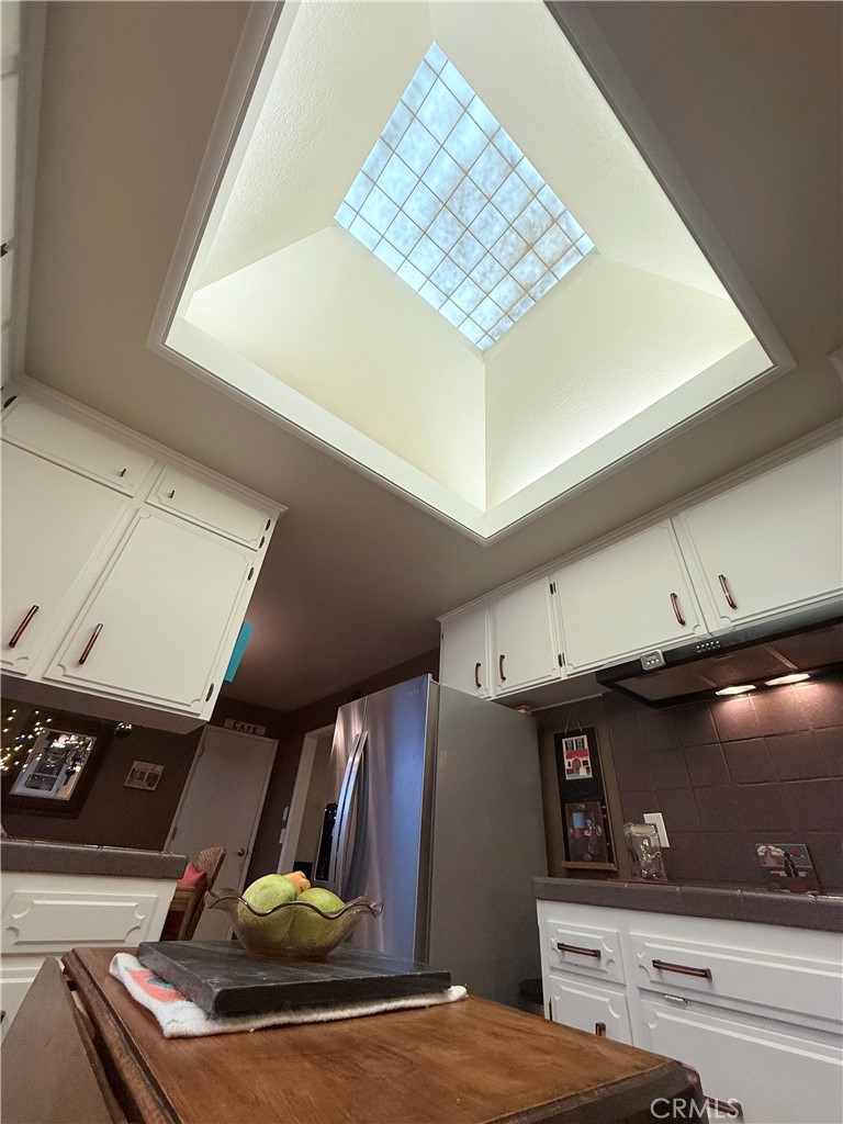 6380 North 5th Street Fresno, CA 93710 - Photo 20 of 31 a view of room with furniture and air hockey table