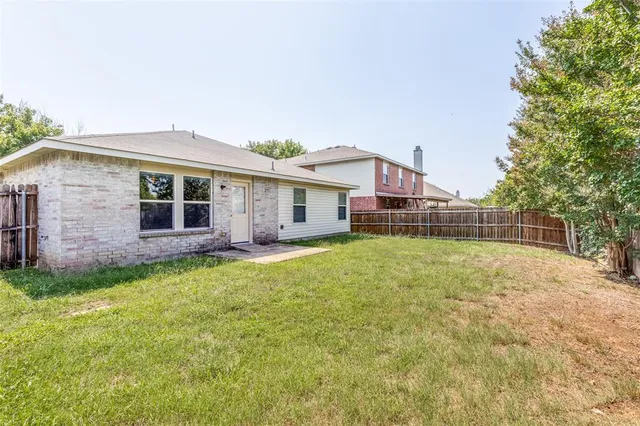 a view of a house with a backyard