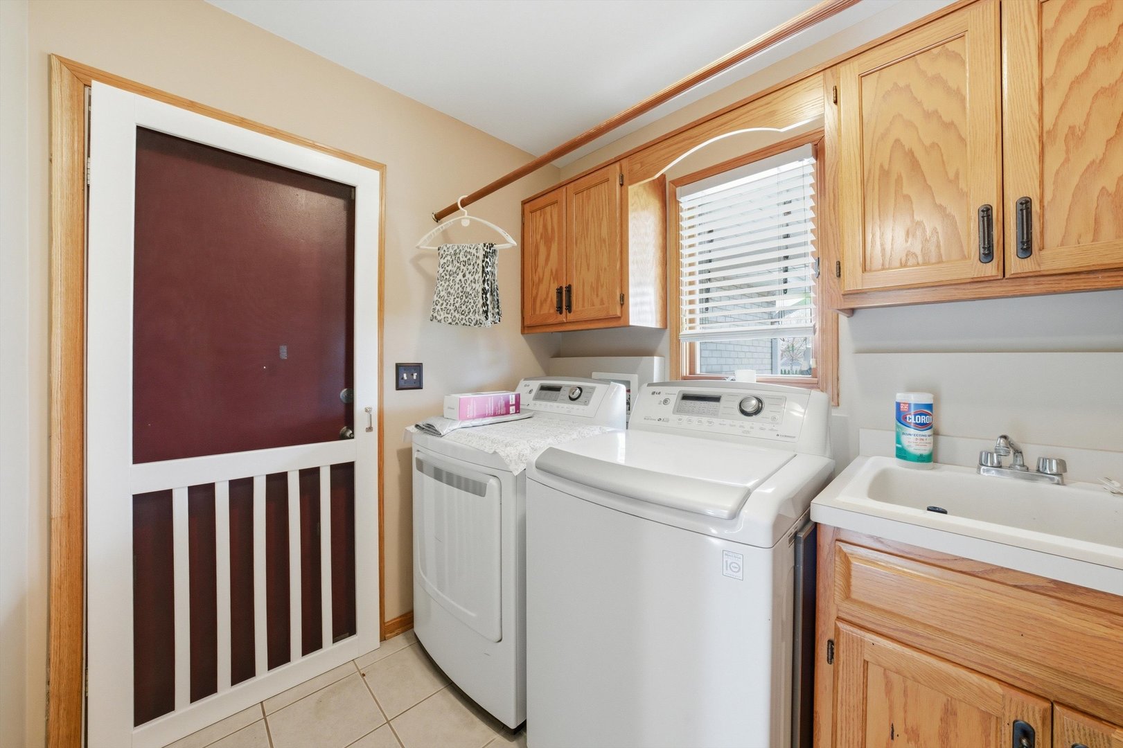 572 Bishops Gate New Lenox, IL 60451 - Photo 19 of 37 a utility room with dryer and washer