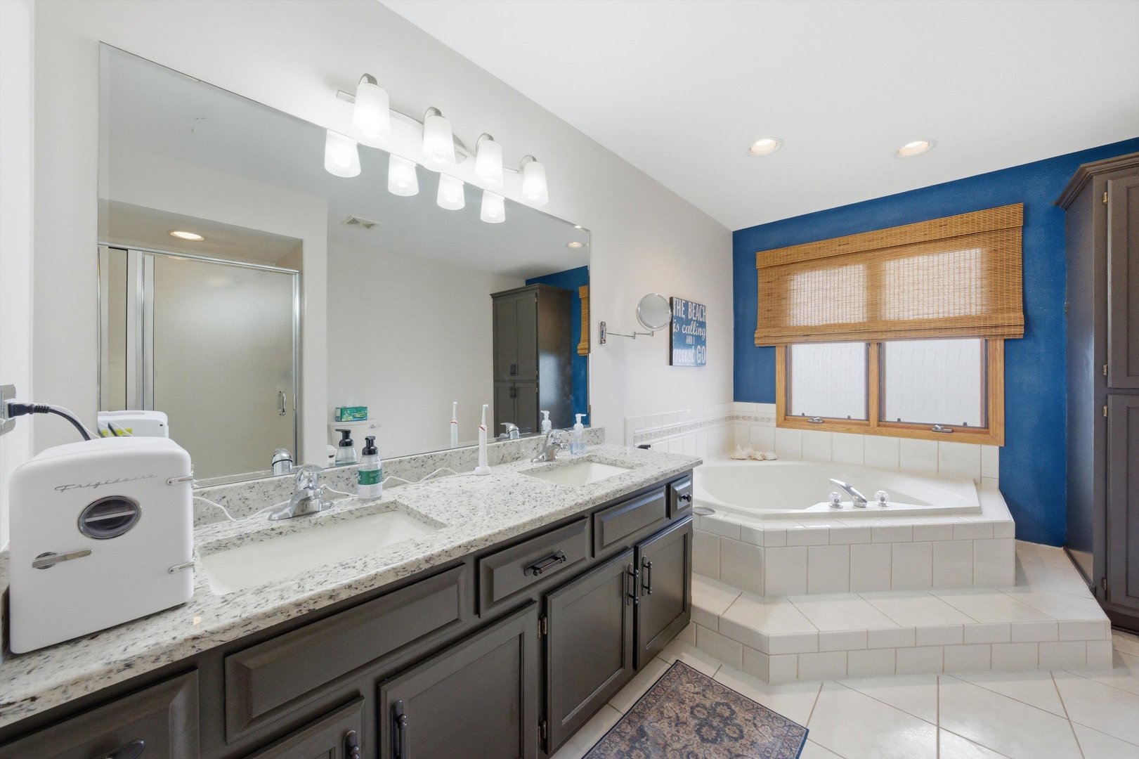 572 Bishops Gate New Lenox, IL 60451 - Photo 22 of 37 a bathroom with a sink a large mirror and a bathtub