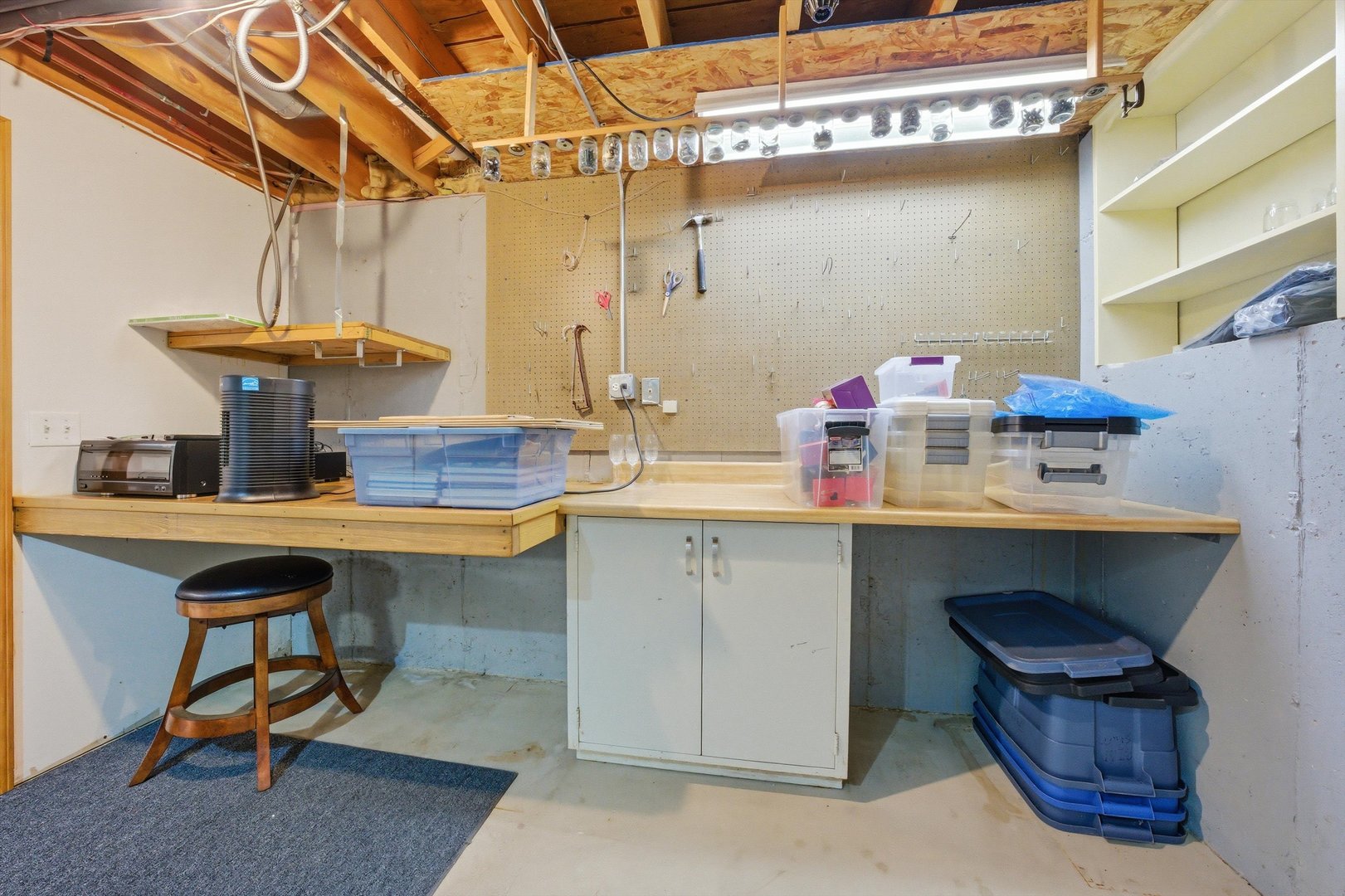 572 Bishops Gate New Lenox, IL 60451 - Photo 31 of 37 a room with a table chairs and wooden floor