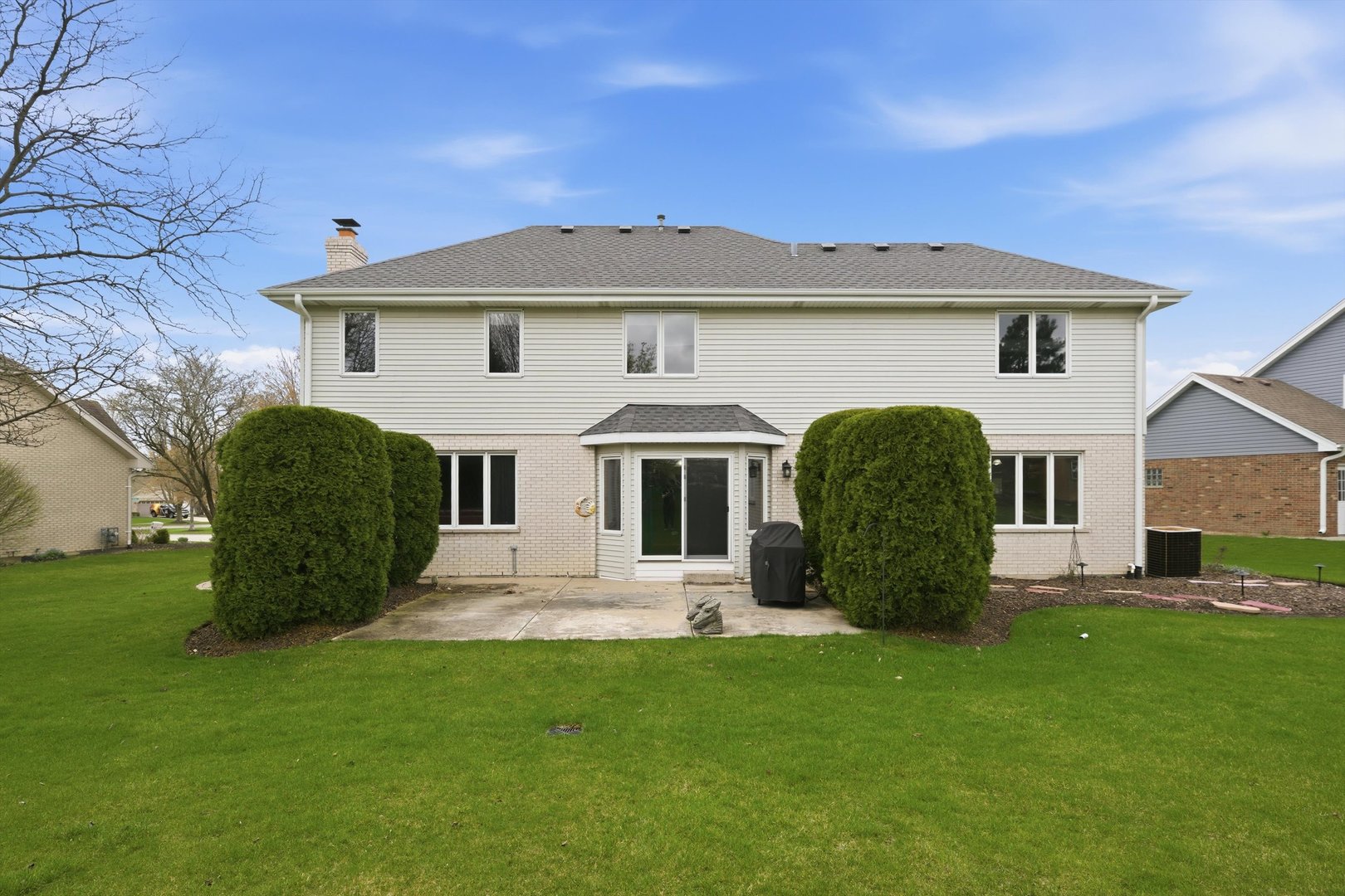 572 Bishops Gate New Lenox, IL 60451 - Photo 5 of 37 a front view of a house with a garden and yard
