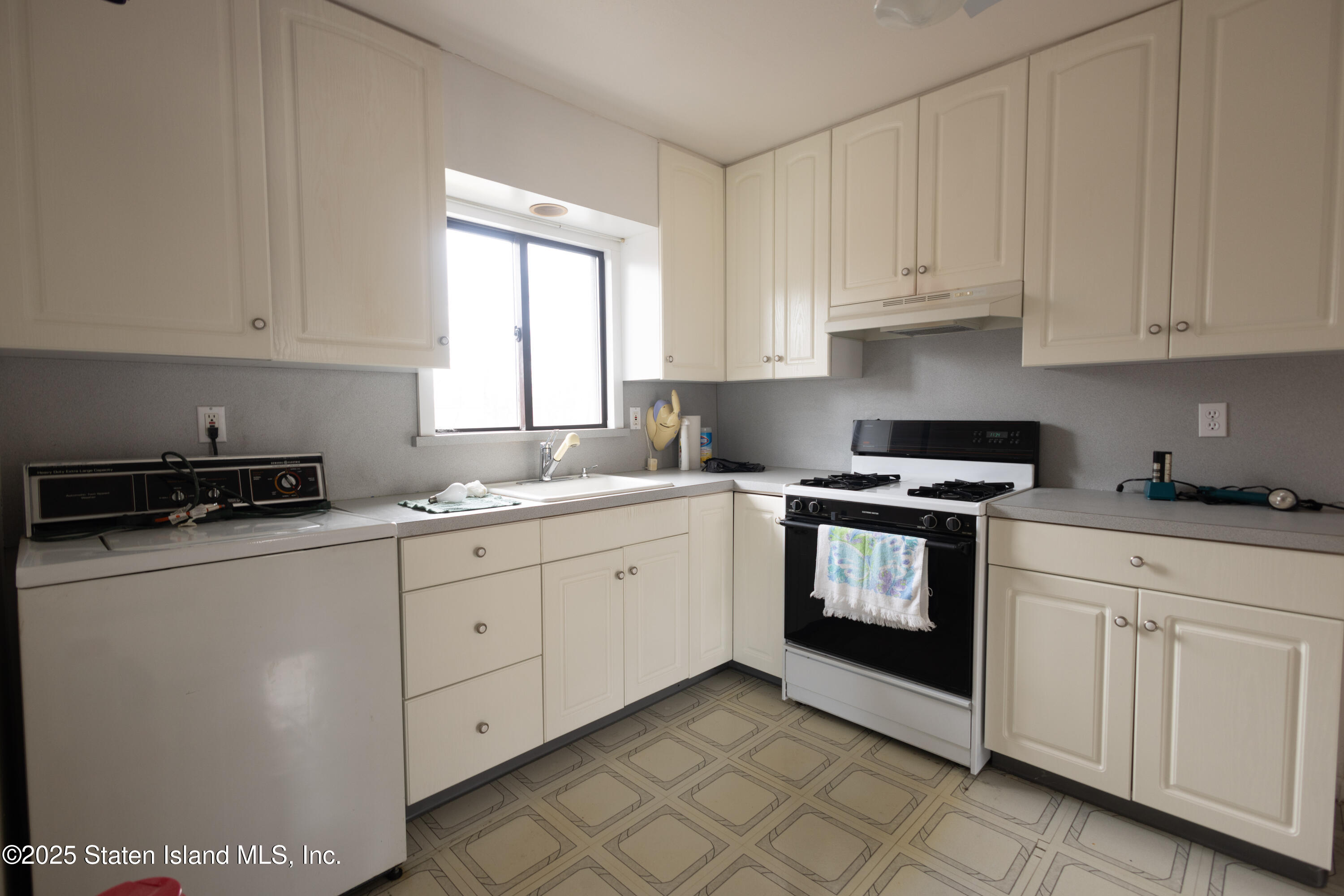 186 Raritan Avenue Staten Island, NY 10304 - Photo 39 of 51 6F1A1422