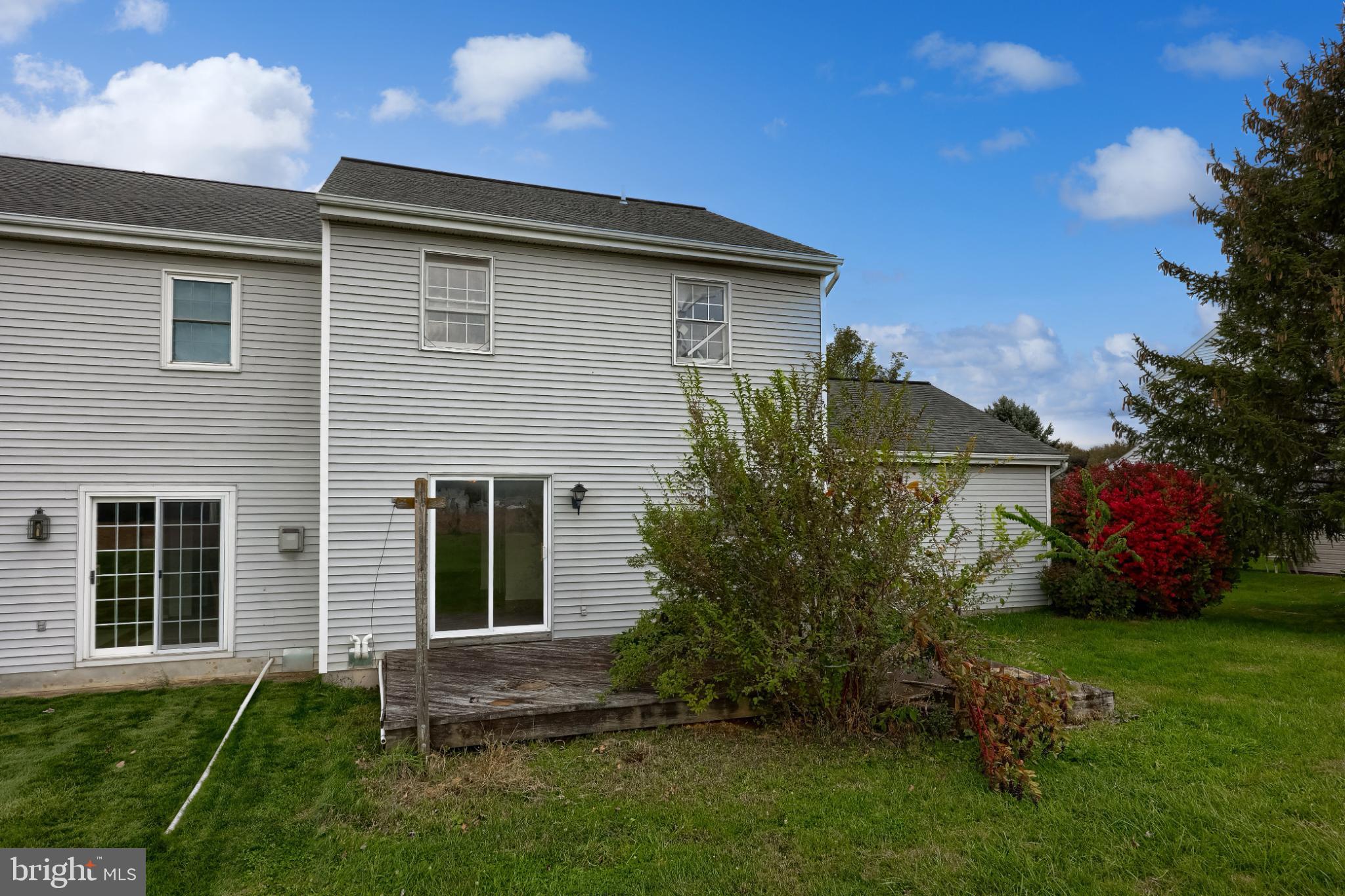 28 Brookview Drive Lititz, PA 17543 - Photo 5 of 31 a front view of a house with a garden