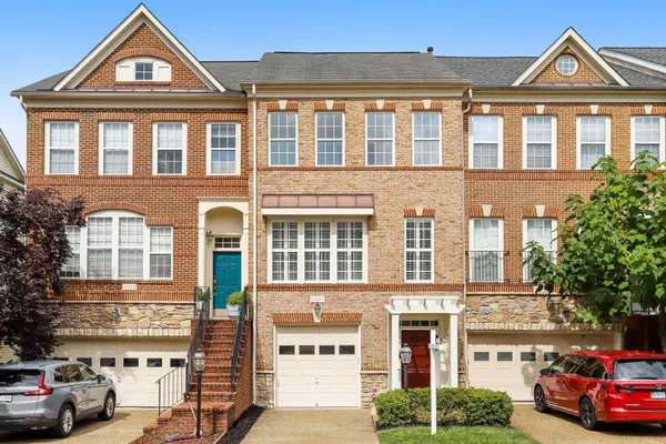 $639,900 | 21933 Windy Oaks Square, Broadlands, VA 20148