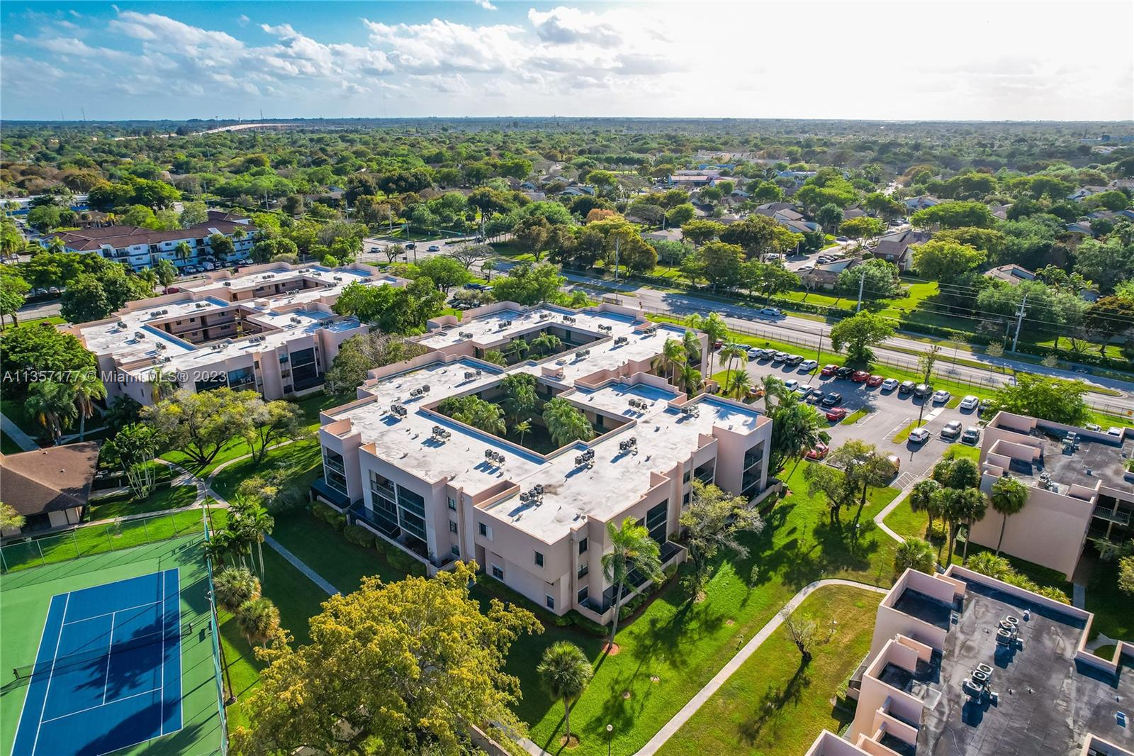Kendall Miami, FL 33176 - Photo 32 of 35 an aerial view of residential houses with outdoor space and trees