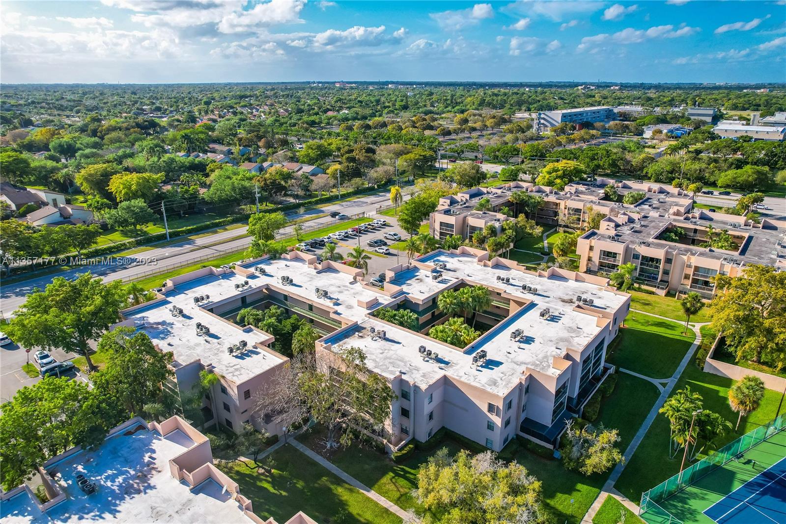 Kendall Miami, FL 33176 - Photo 33 of 35 an aerial view of residential houses with outdoor space