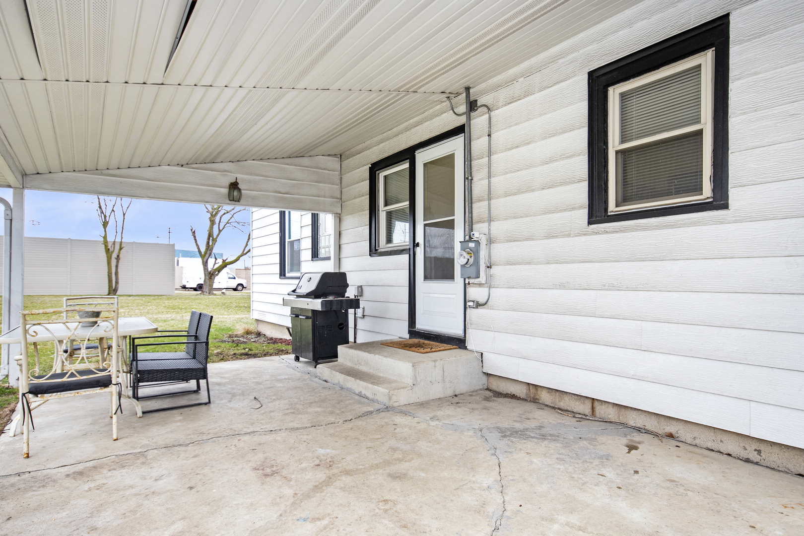 7506 Ferdinand Avenue Bridgeview, IL 60455 - Photo 4 of 14 a view of a entryway with seating space