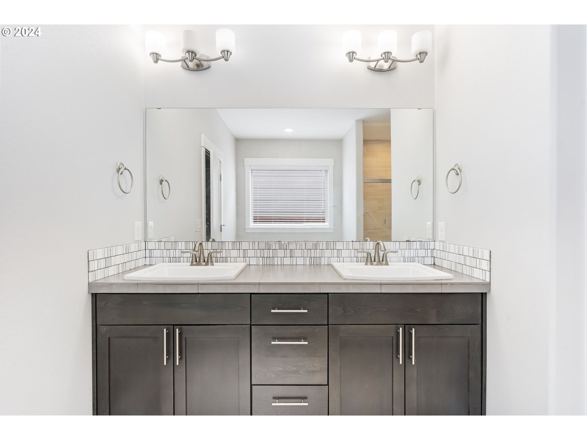 1838 South 46th Place Ridgefield, WA 98642 - Photo 21 of 47 a bathroom with a sink and a mirror