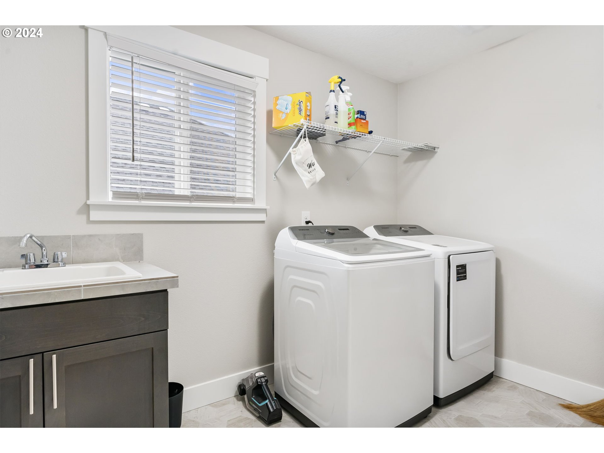 1838 South 46th Place Ridgefield, WA 98642 - Photo 30 of 47 a utility room with dryer and washer