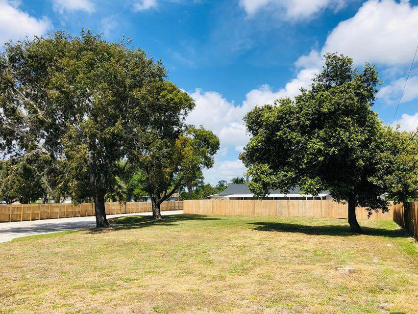 3166 Melaleuca Road West Palm Beach, FL 33406 - Photo 4 of 17 front yard view