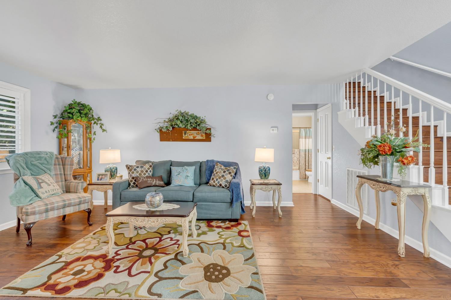 10092 Smith Road Grass Valley, CA 95949 - Photo 16 of 58 a living room with furniture and flowers