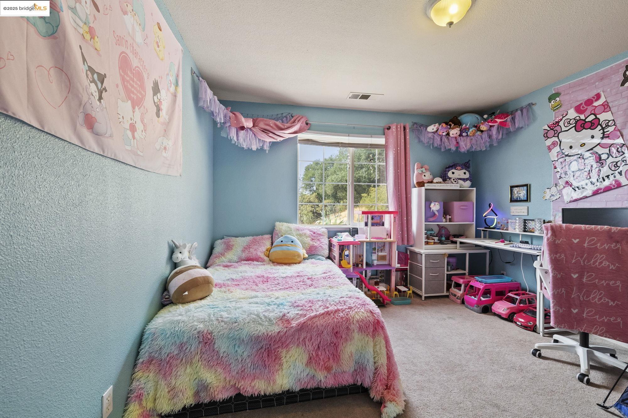 20588 Upper Hillview Drive Sonora, CA 95370 - Photo 17 of 42 a bedroom with bed and a bookshelf