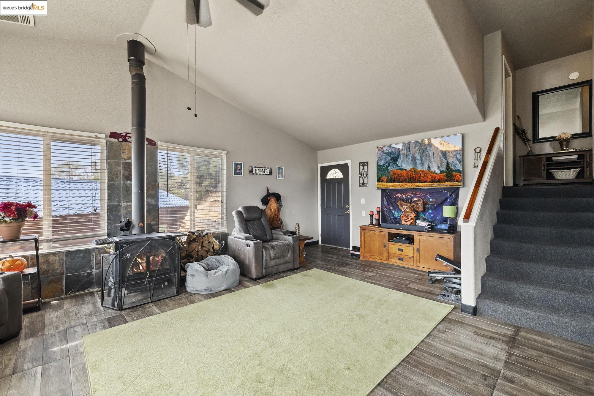 20588 Upper Hillview Drive Sonora, CA 95370 - Photo 10 of 42 a bed room with furniture and a flat screen tv