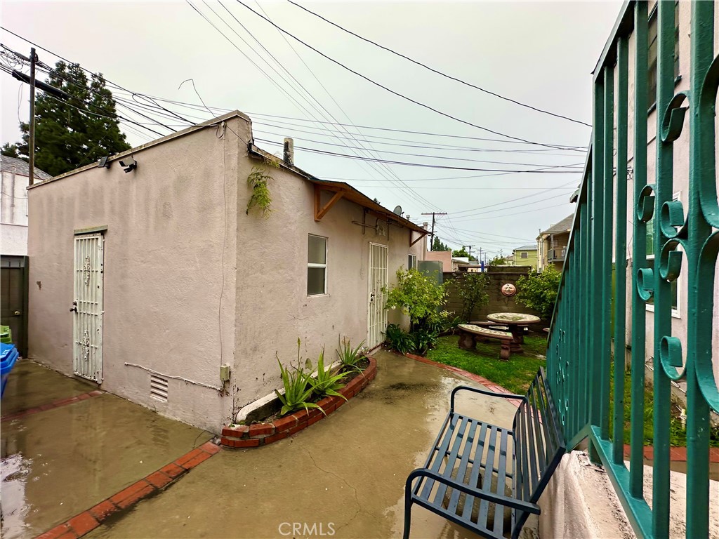 4056 Creed Avenue Los Angeles, CA 90008 - Photo 2 of 13 a backyard of a house with wooden fence and a bench