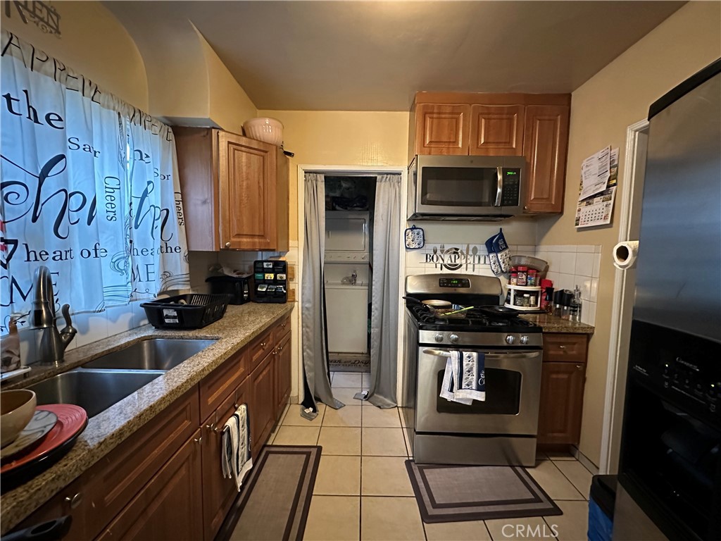 4056 Creed Avenue Los Angeles, CA 90008 - Photo 6 of 13 a kitchen with stainless steel appliances granite countertop a stove and a refrigerator