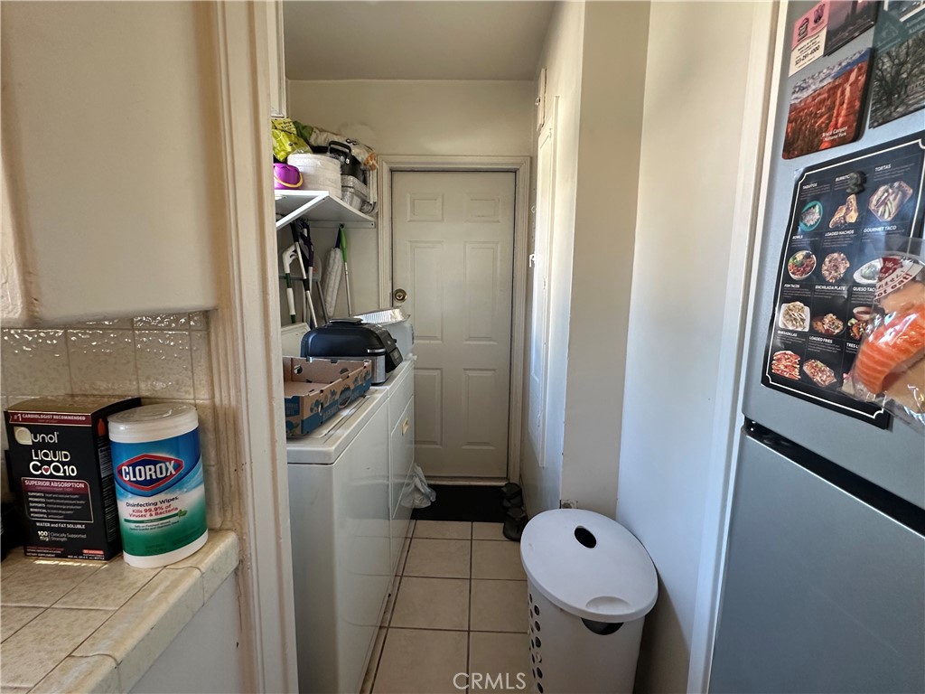 4056 Creed Avenue Los Angeles, CA 90008 - Photo 8 of 13 a bathroom with a toilet and a shower