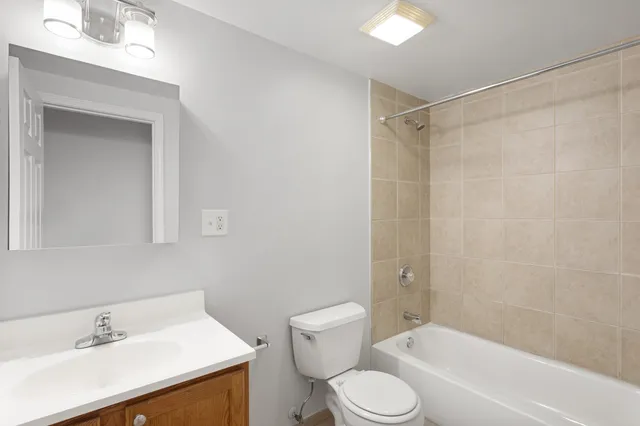 $1,913 | 2451 West Howard Street, Unit 505, Chicago, IL 60645