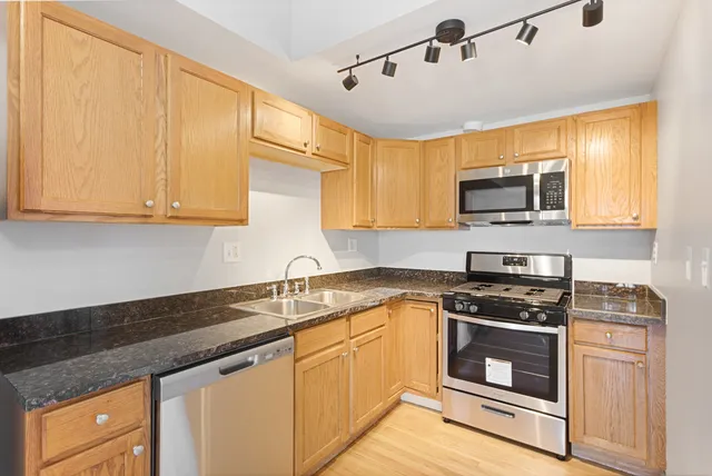 $1,913 | 2451 West Howard Street, Unit 505, Chicago, IL 60645