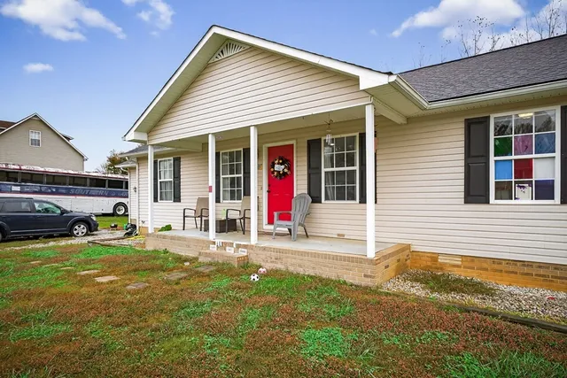 a view of a house with yard and porch