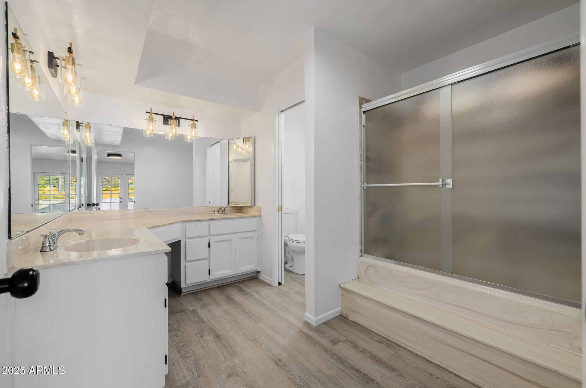1875 East State Avenue Phoenix, AZ 85020 - Photo 20 of 39 a bathroom with a sink mirror toilet and bathtub